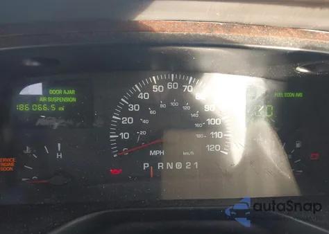 1999 Lincoln Town Car Executive z USA, uszkodzony, nr VIN 1LNHM81WXXY680876